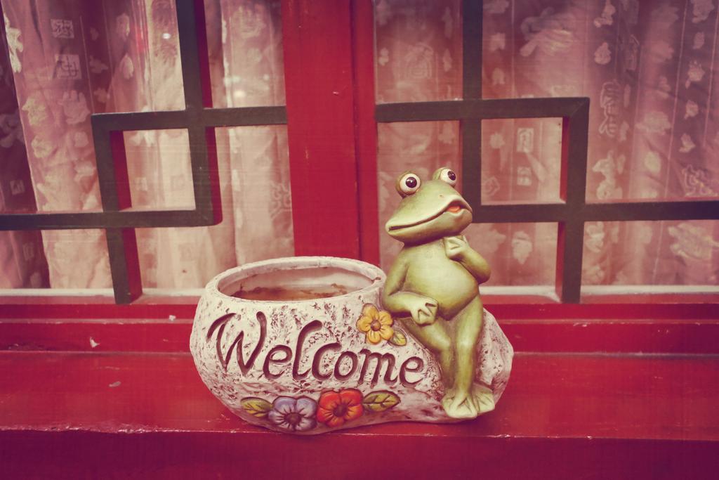 Three Legged Frog Hostel Пекін Екстер'єр фото