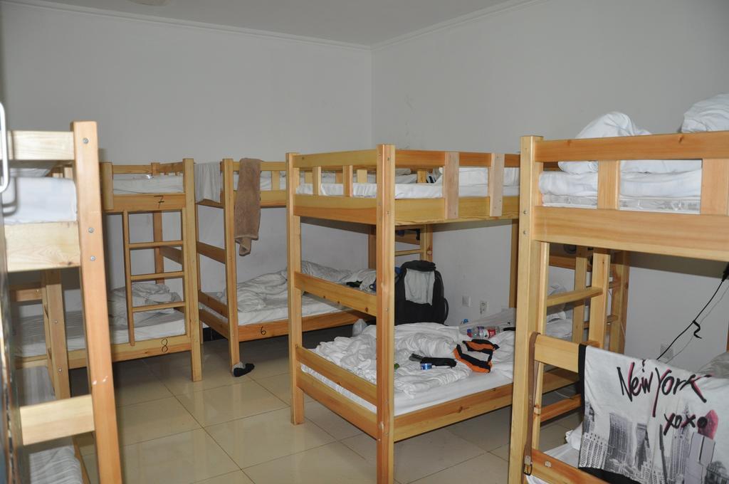 Three Legged Frog Hostel Пекін Номер фото